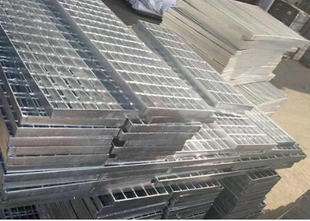 鋼格柵表面出現沉淀、裂紋是什么原因?